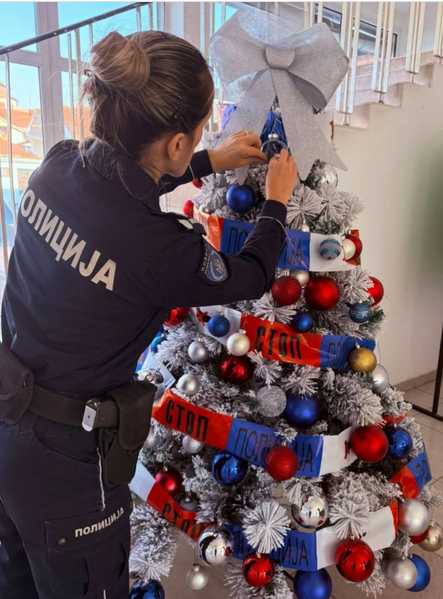 PatogeniP's tweet image. Vama ne čestitam ništa, i ružna vam jelka😝