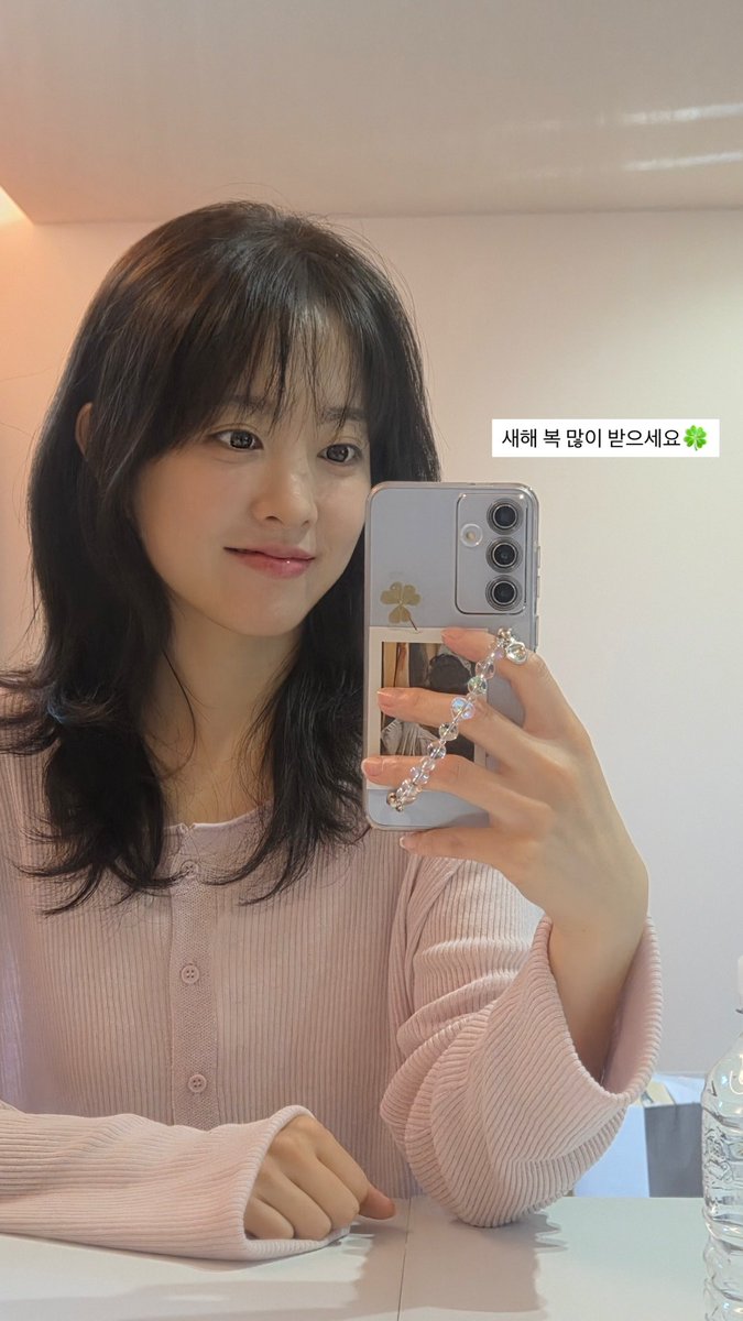 Sending my first greeting of 2026! Everyone, I hope you receive so much luck this New Year 🍀 Thanks to all the love you sent, my past year was very warm. I hope this new year is full of even more laughter and happiness for all of us! Promise me you won't get sick!
