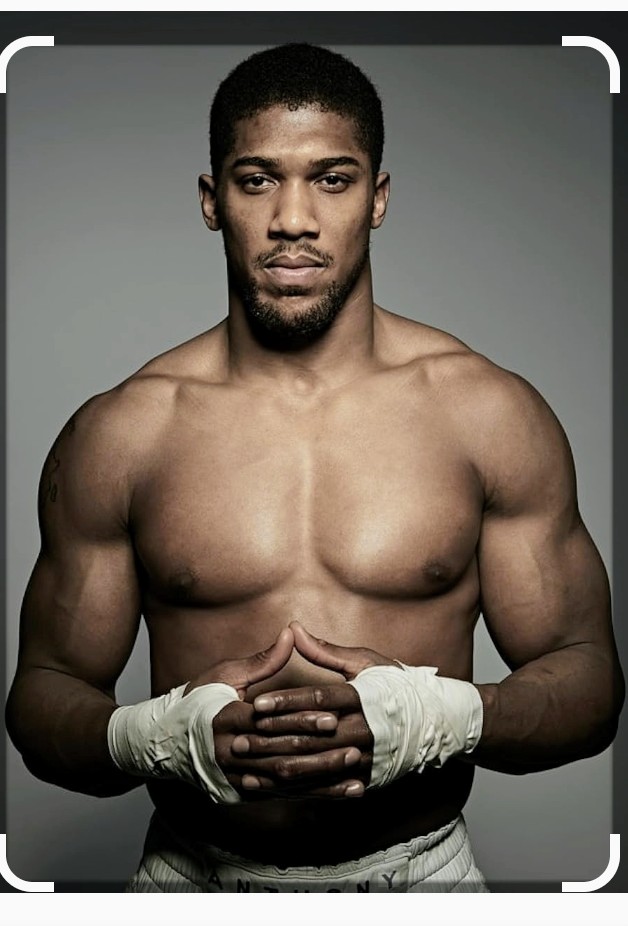 Life no dey send warning.

One minute you strong.
Next minute, everything fit change.

Anthony Joshua heavyweight.
World champion.
Money.
Muscle.
Global respect.

But one small moment remind all of us say life no dey fear anybody.

Strength no be only muscle.
Sometimes strength