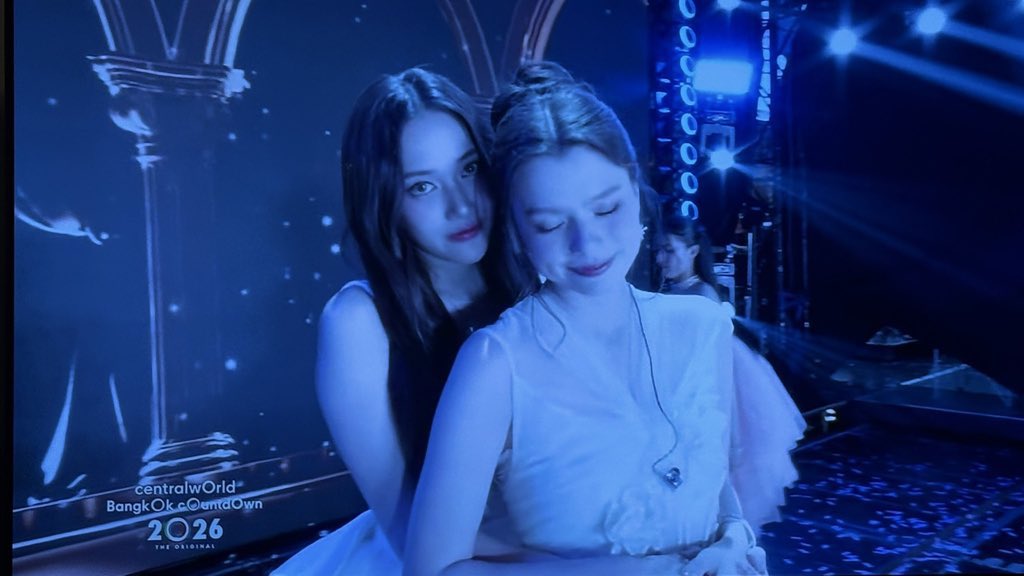 FBlowkey's tweet image. “yes, she's mine... so what? 😏” 🫚🫚🫚

SAROCHA REBECCA X CTW BYE2025
#CTWCountdown2026XFreenBecky