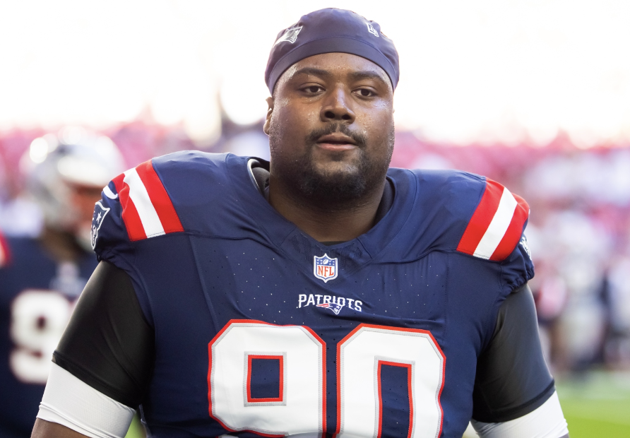 NFL_DovKleiman's tweet image. 𝗕𝗥𝗘𝗔𝗞𝗜𝗡𝗚: Patriots star DL Christian Barmore has been charged with one count of assault and battery on a family/household member.