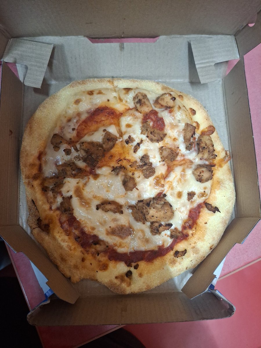 PragyanshaV's tweet photo. Ordered a chicken loaded with no chicken! Great start @dominos @dominos_india https://t.co/qpdJWehB9S