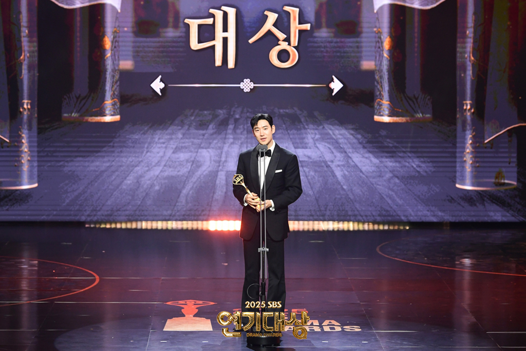 SBSNOW's tweet image. &amp;lt;2025 SBS 연기대상&amp;gt;
#대상🏆✨
#이제훈 #모범택시3 #TaxiDriver3

#2025SBS연기대상 #SBSDramaAwards
#2025연기대상 #SBS드라마 #연기대상