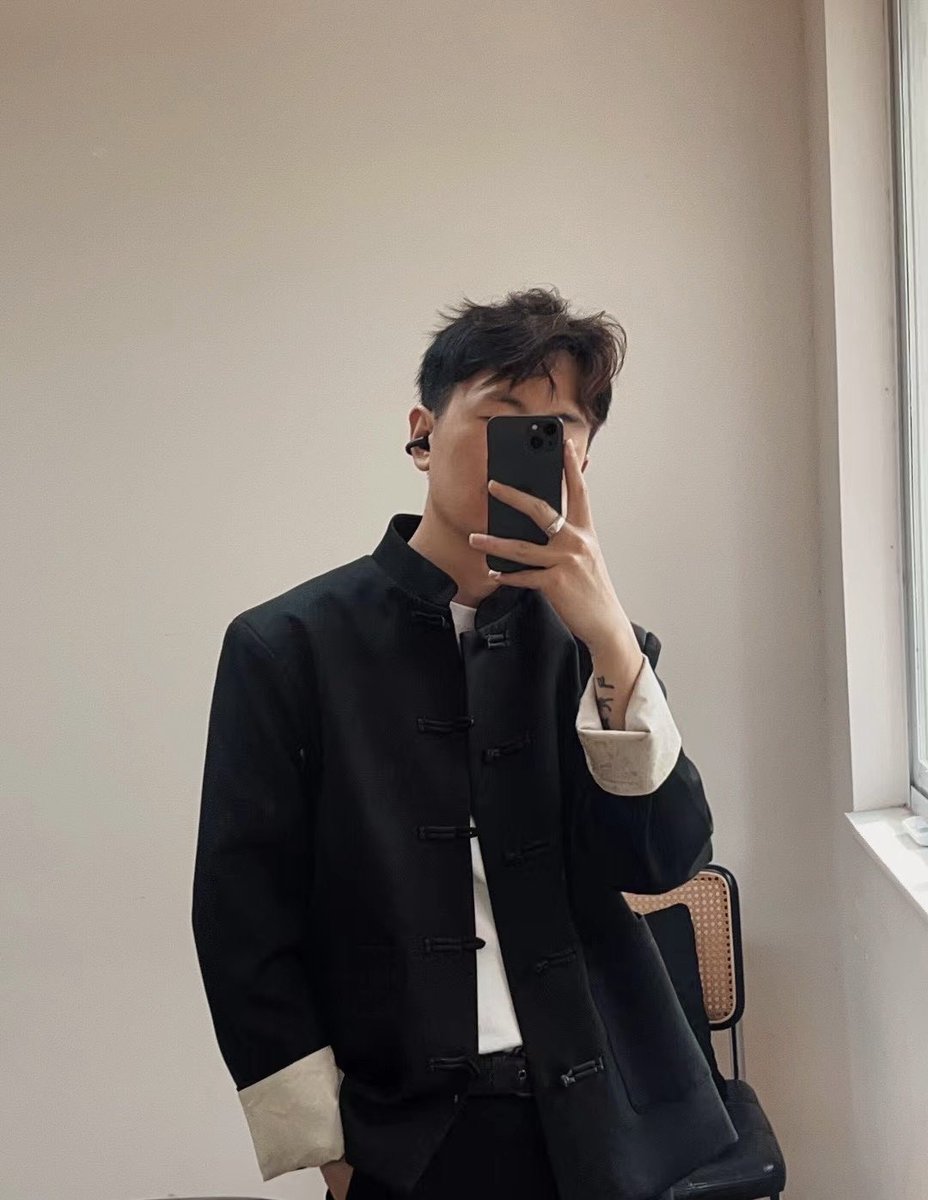 懵懵懂懂，跌跌撞撞。
15岁出门漂泊，这一路只有自己
没人教你怎么做，不停试错
不停的失败和挫折中总结
教自己，安慰自己
这个年纪才醒悟
我想要什么、我需要什么
越长大越孤单
能聊心事的人都不再有
最好的也许就是独善其身
回顾这些年
有委屈、有不甘
思念无声但也最疼