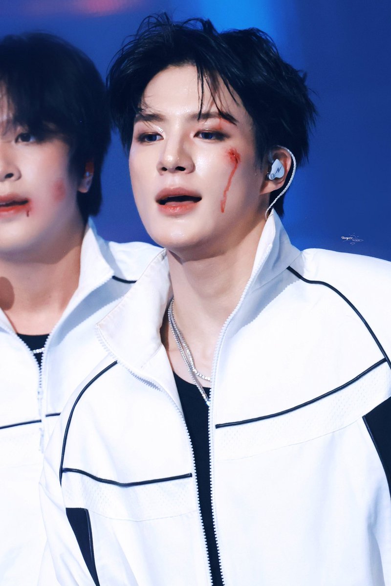 jenmong23's tweet image. jeno 🫧 

“the blood”*
“ㅋㅋㅋㅋㅋㅋㅋㅋㅋㅋㅋ“
“i didn’t thought it would drip like thatㅋㅋㅋㅋ“
“its a fun startㅋㅋㅋㅋ“
“its good”

*pic for reference