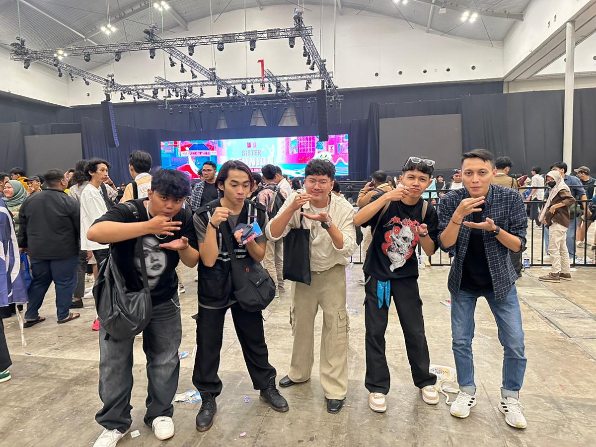 bospideyy's tweet image. 2025 yang keren, tetap bersama musuh terlihat aku butuh medkit tetap waspada pergi ke zona aman maju maju maju ges🤙 @raditheozeo @dittt____ @hananto_hugo @piowneer @MohAzmilF