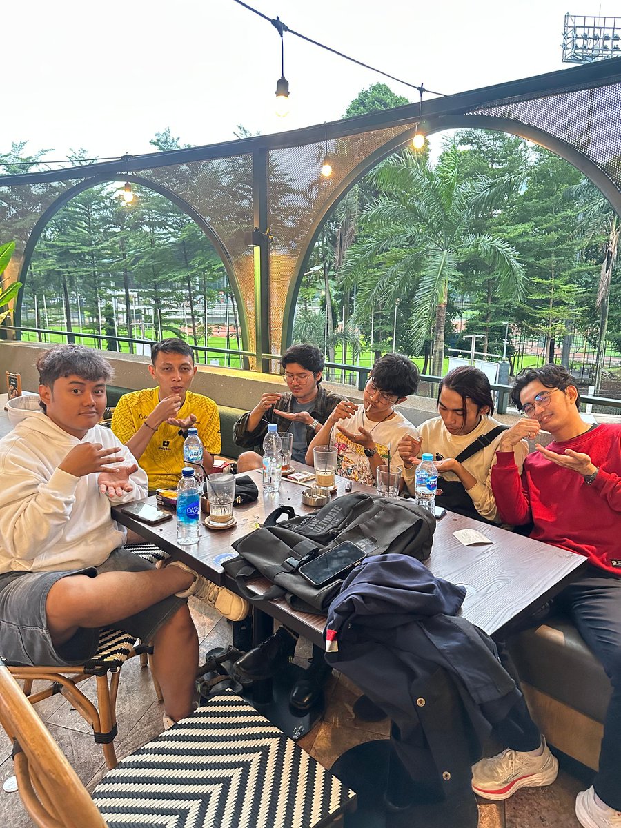 bospideyy's tweet image. 2025 yang keren, tetap bersama musuh terlihat aku butuh medkit tetap waspada pergi ke zona aman maju maju maju ges🤙 @raditheozeo @dittt____ @hananto_hugo @piowneer @MohAzmilF