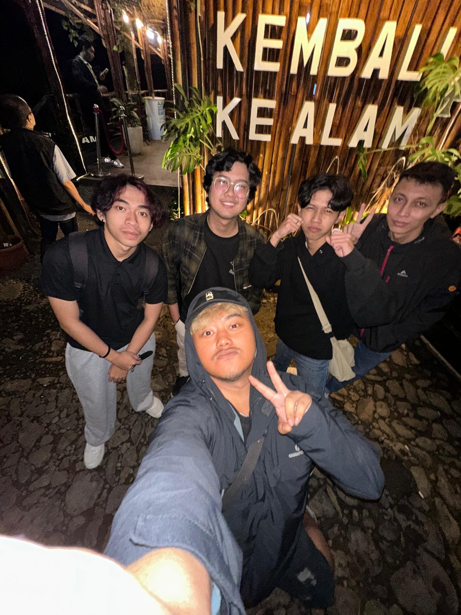 bospideyy's tweet image. 2025 yang keren, tetap bersama musuh terlihat aku butuh medkit tetap waspada pergi ke zona aman maju maju maju ges🤙 @raditheozeo @dittt____ @hananto_hugo @piowneer @MohAzmilF