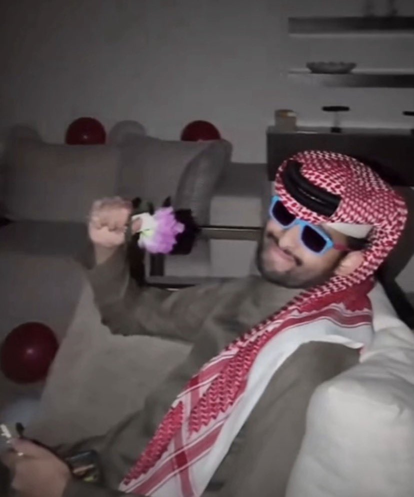 مساء التوت يا حلو يا كتكوت 🥰💐
ووين النوايف الأولين ترا وحشتوني 😔