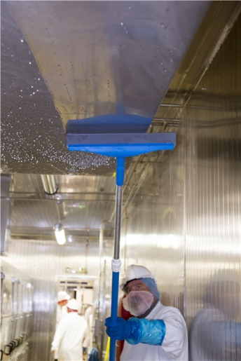UnionJackTools's tweet photo. Raise Your Cleaning Game in the New Year 💦Our Vikan condensation squeegee is purpose-built for removing condensation from ceilings, pipes &amp; ducts. 
Shop today! https://t.co/jbQxCpQDcO
#squeegees #foodsafety #foodsanitation #foodproduction #foodprocessing #Vikan https://t.co/trrZTUwhkA