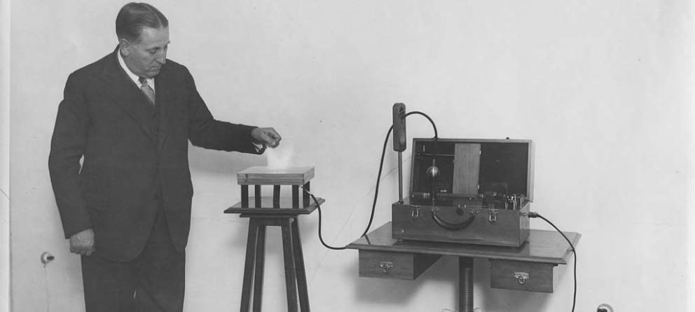 El 31/12/1909 el ingeniero español Mónico Sánchez patentó el primer aparato portátil de rayos X del mundo. Hasta entonces, la radiología estaba limitada a grandes hospitales por equipos voluminosos y frágiles. Su innovación permitió llevar los rayos X al campo de batalla, a zonas