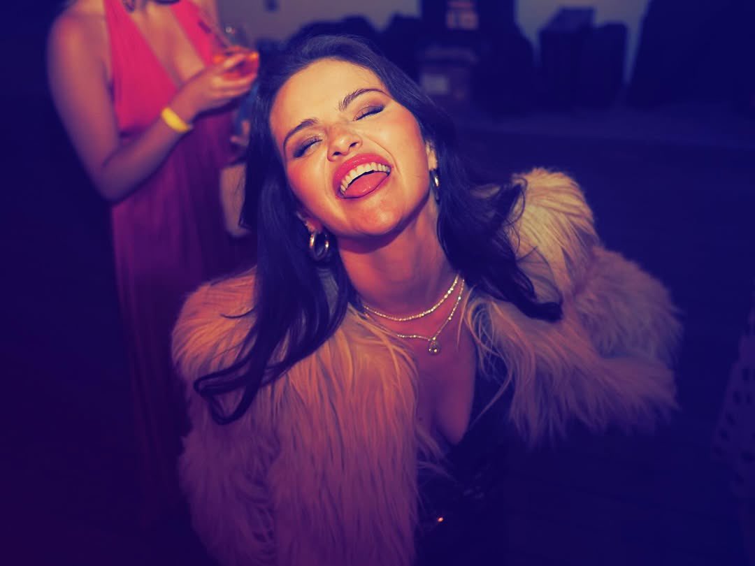 SelenaFanClub's tweet photo. Happy New Year! We're ready to dance again in 2026 🎉✨ https://t.co/Z6IkFIiEiv
