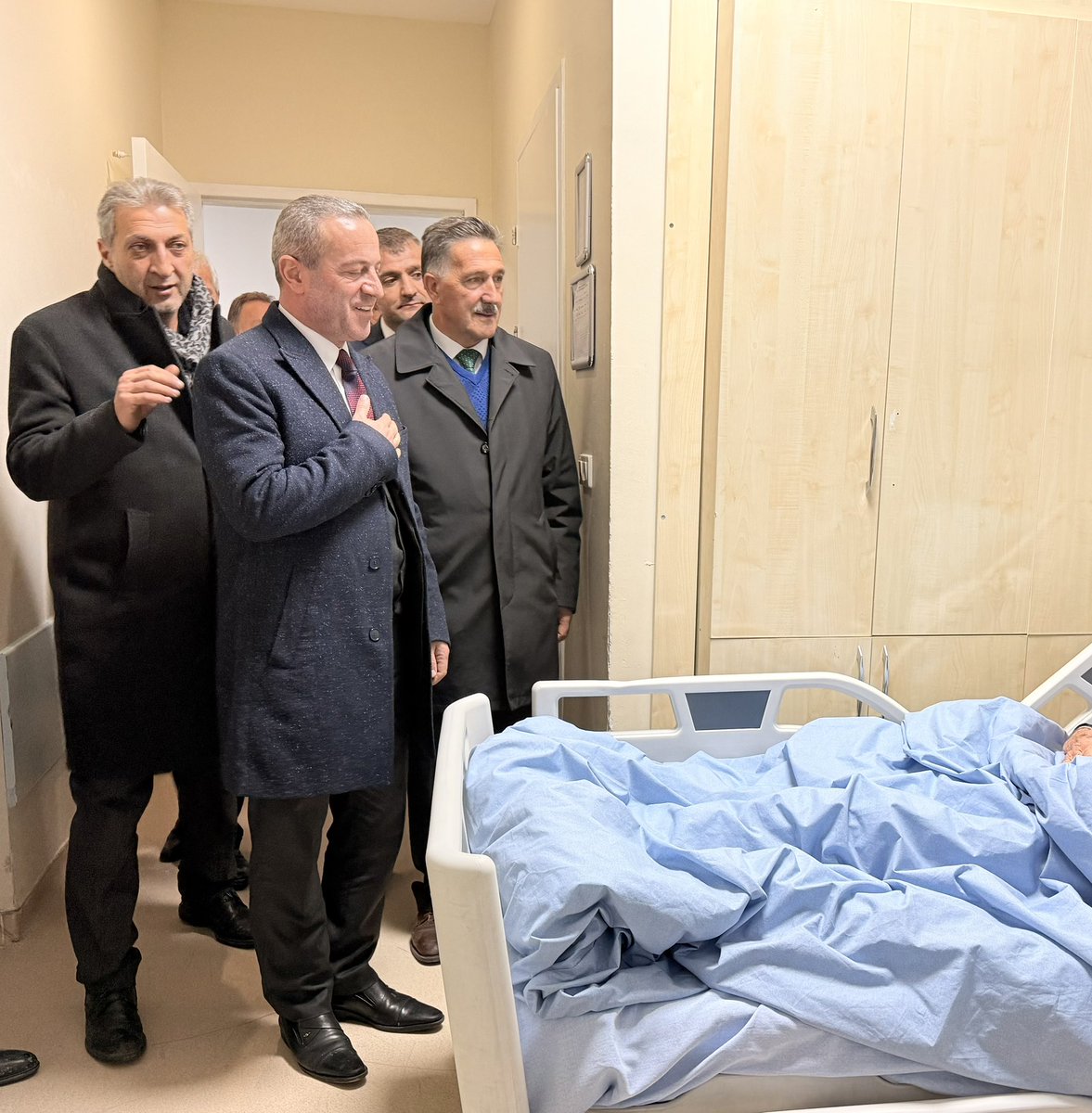 KayaZeydin's tweet photo. 📍 Hakkâri

✅ Hakkâri Devlet Hastanesi Ziyareti

Teşkilat mensuplarımızla birlikte, Hakkâri Devlet Hastanemizde tedavileri devam eden kıymetli hastalarımızı ve yakınlarını ziyaret ederek geçmiş olsun dileklerimizi ilettik.

2025 yılını geride bırakırken, her zaman olduğu gibi hastalarımızın yanında olmaya, onların yalnız olmadığını hissettirmeye devam ettik.

Tedavi süreci devam eden tüm hastalarımıza Yüce Allah’tan acil şifalar diliyor; 2026 yılının ülkemize ve milletimize sağlık, huzur ve esenlik getirmesini temenni ediyorum.

@RTErdogan
@akparti
@abuyukgumus
@MustafaAlkayis
@byildiz63