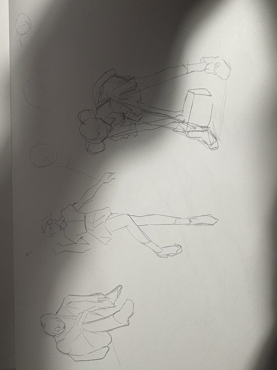 새해 첫 트윗으로 N년만의 연필그림을(부끄럽지만…)올려봅니다. 연필은 참 기본적이면서 매력적인 재료인 것 같아요. 요즘은 간간히 크로키도 하고 있답니다😁