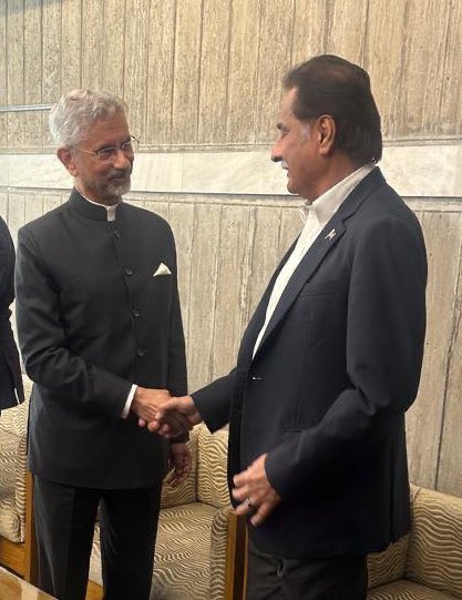 noreen_khanum's tweet image. ہم نے تو انٹرویو دیا تھا انڈین میڈیا کو، یہ تو ہاتھ ملا رہے ہیں جنہوں نے پاکستان کا پانی بند کیا ہوا ہے جنہوں نے بزدلانہ حملہ کر کے پاکستان کے اندر میزائل مارے فتنہ ہند خوارج کو سپورٹ کرتے ہیں
اب میڈیا کیوں خاموش ہیں ؟