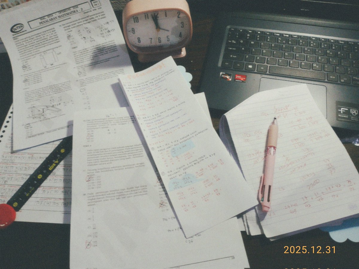 shaeboop's tweet image. happie new year! semoga di tahun baru ini hal-hal baik akan datang (lolos snbt 26 itb + skor utbk tembus 700++) aamiin &amp;lt;33