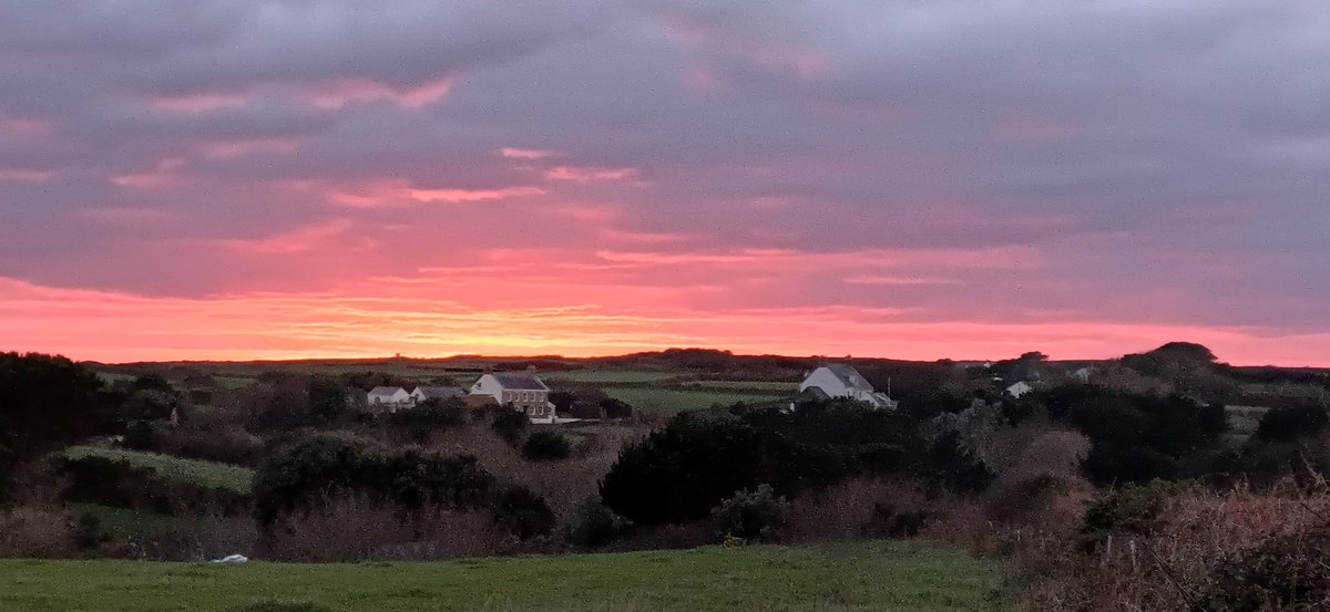 JayneOzanne's tweet image. What an awesome sunset - such a fabulous way to bring 2025 to a close!  

This is the view just over the fields from my home...I can't help thinking: 'Red Sky at Night, Shepherds' Delight!'