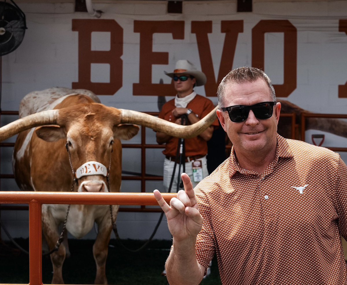 If I send you this pic, it means <a href="/TexasFootball/">Texas Football</a> SZN concludes today, and 𝐓𝐡𝐞 𝐑𝐨𝐚𝐝 𝐭𝐨 𝐎𝐦𝐚𝐡𝐚 begins.

🤘🏼🏈  🤝 🤘🏼⚾️