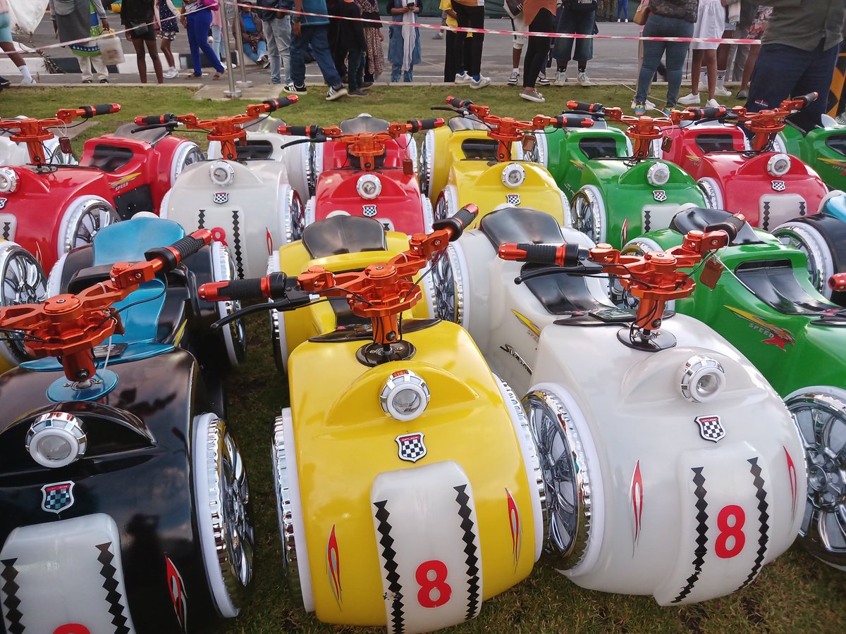 Never seen so many children 😳 
I smell a gazette that election age is 6. They are so cold but from their faces you can tell going home is not an option
😁😍 let the children have fun