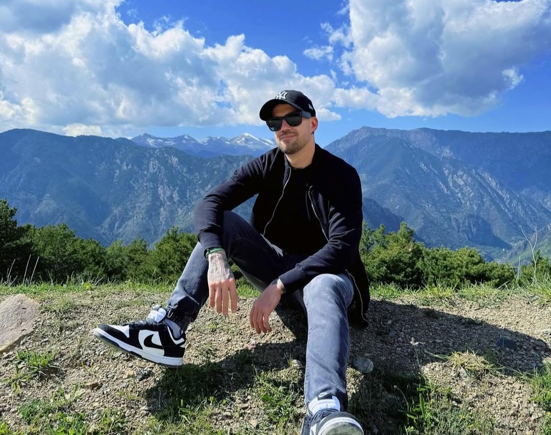 Repost de un dibujo viejito para desearles a todos los auroners un feliz año nuevo ✨🎉 por un nuevo año lleno de momentos bonitos con el viejo sabroso. 🤍