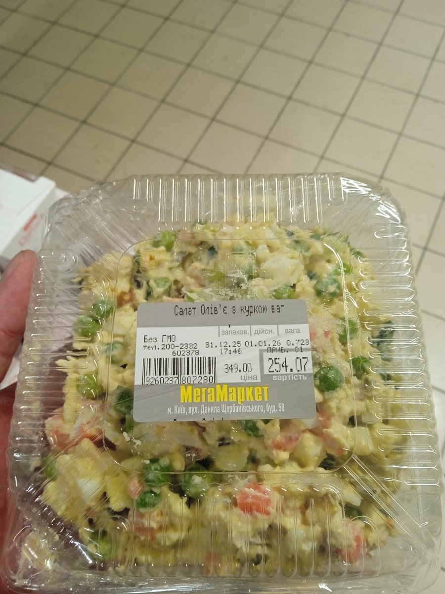 У нас было 3 рябчика, 5 огурцов, 2 пучка салатных листьев, раковые шейки, корнишоны и трюфели. Если начал готовить оливье, становится трудно остановиться. Единственное, что вызывало у меня опасение — это колбаса Докторская. Я знал, что рано или поздно мы перейдем и на эту дрянь.