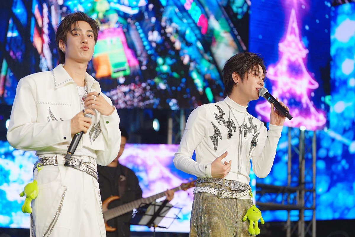 AISSIAMOFFICIAL's tweet image. ขอบคุณ @TLE_mtm  &amp;amp; @firstone_wnk สำหรับโชว์สุดพิเศษที่ทำให้คืนข้ามปีนี้อบอุ่นและน่าจดจำยิ่งกว่าที่เคย 🫠💚🩷 

TFO COUNTDOWN AT SIAM
#AISSIAMxTleFirstOne #SIAMSQUARESTREETOFDREAMZ2026 #AISSIAM