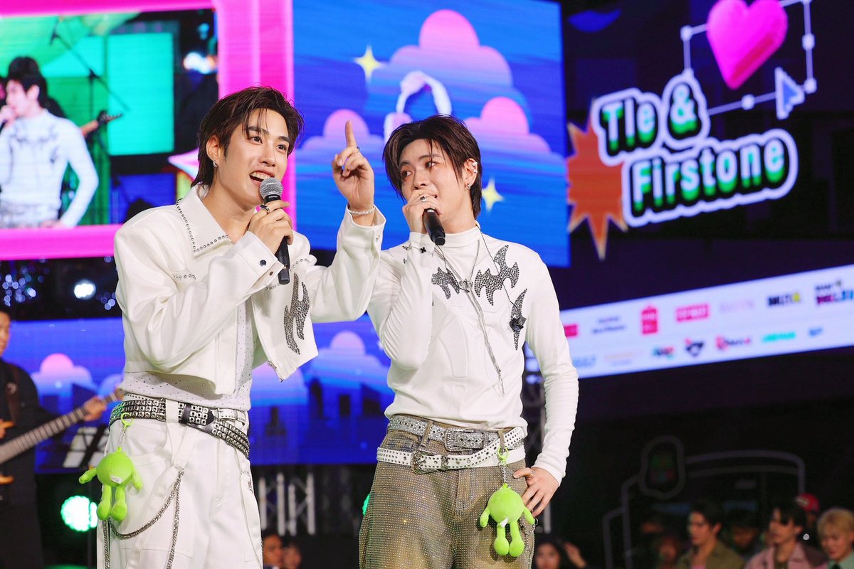 AISSIAMOFFICIAL's tweet image. ขอบคุณ @TLE_mtm  &amp;amp; @firstone_wnk สำหรับโชว์สุดพิเศษที่ทำให้คืนข้ามปีนี้อบอุ่นและน่าจดจำยิ่งกว่าที่เคย 🫠💚🩷 

TFO COUNTDOWN AT SIAM
#AISSIAMxTleFirstOne #SIAMSQUARESTREETOFDREAMZ2026 #AISSIAM