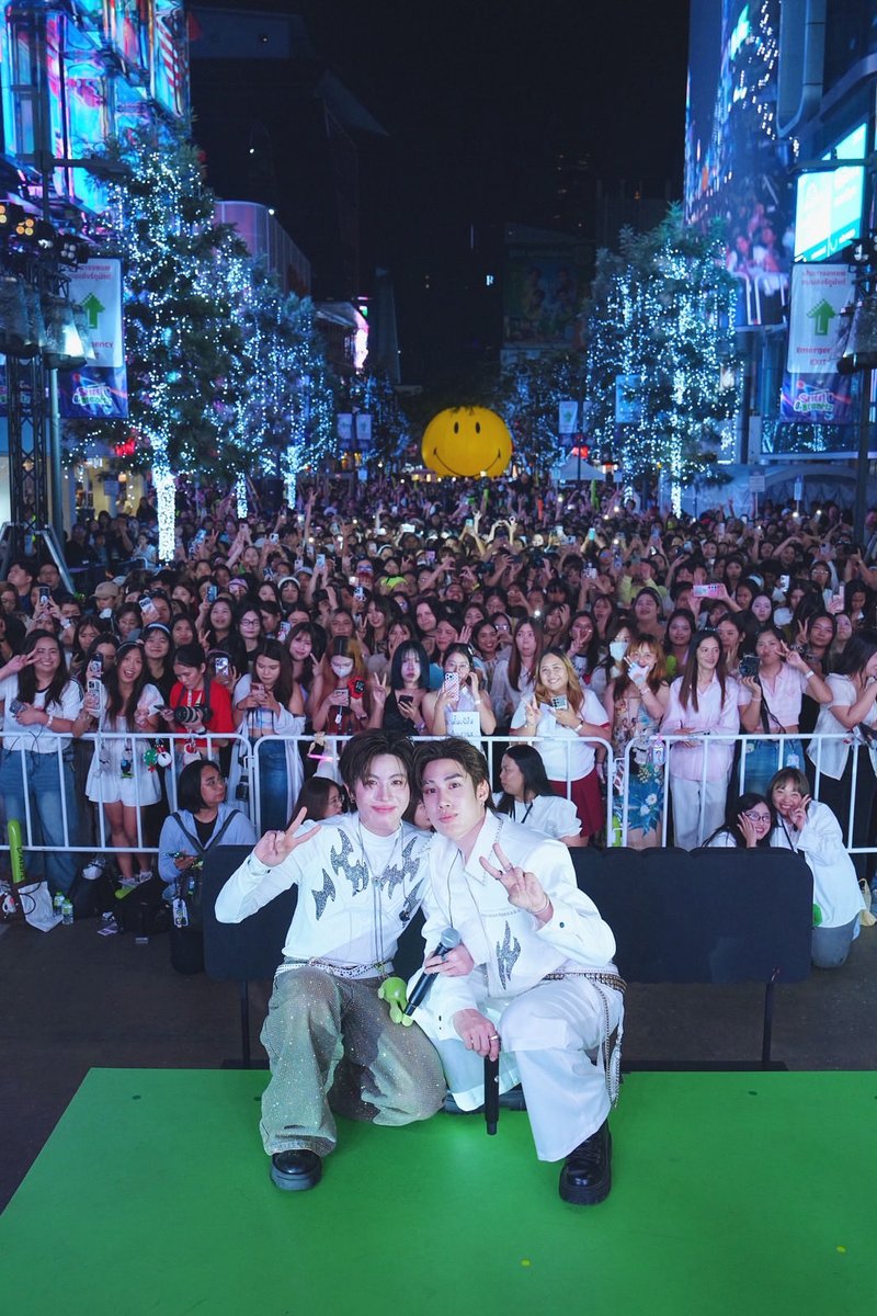 AISSIAMOFFICIAL's tweet image. ขอบคุณ @TLE_mtm  &amp;amp; @firstone_wnk สำหรับโชว์สุดพิเศษที่ทำให้คืนข้ามปีนี้อบอุ่นและน่าจดจำยิ่งกว่าที่เคย 🫠💚🩷 

TFO COUNTDOWN AT SIAM
#AISSIAMxTleFirstOne #SIAMSQUARESTREETOFDREAMZ2026 #AISSIAM