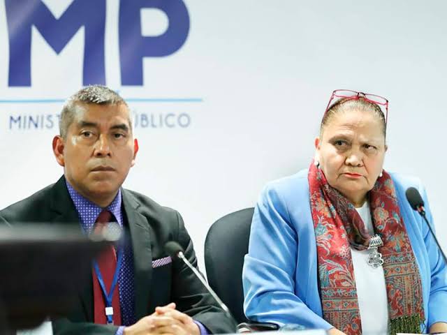 macu_ubaldo's tweet image. #UltimaHora 
Consuelo Porras esta ofreciendole al Rector usurpador del #USAC y al  consejo superior universitario Q12 millones para que la nombren a ella y a Angel Pineda  como magistrados de la @CC_Guatemala 
Porras seria Titular mientras que Pineda seria suplente.