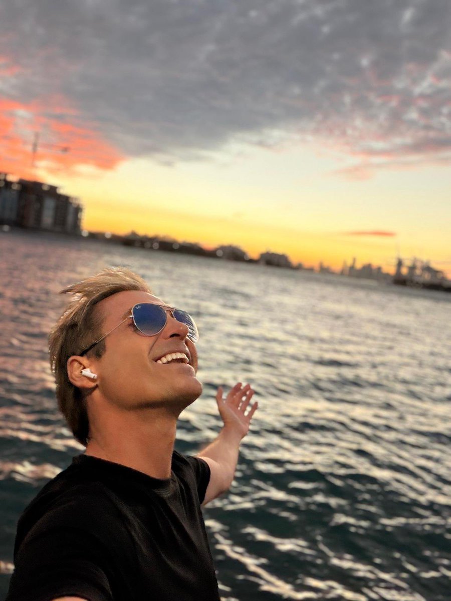 #FindeAño escuchando el nuevo PALO que acabamos de grabar aquí en #Miami, pronto lo podrás bailar tú también 🕺🏼💃. Get ready, que en 2026 vamos con todo!  #FelizAño ❤️🍾