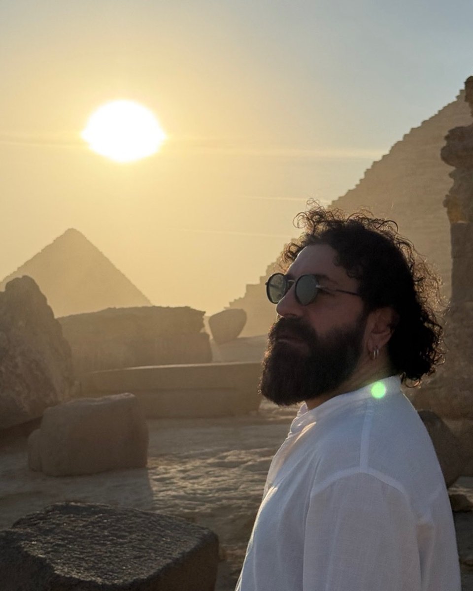 Yeni bir seneye daha giriyoruz.
Geçmişin değerlerinin gelecekle harmanlandığı, dost muhabbetinin zayi edilmediği, bütün haksızlıkların ve kötülüklerin karşısında erdemin büyütüldüğü özgür bir sene olsun.
Bu sene, herkesin gönül kapısından en özel dileklerin rızkıyla gelsin. 💐🍀