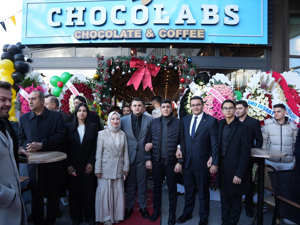 Yeni Seçmen Birimi Yürütme ekibimizle birlikte, yürütme ekibimizde yer alan Mustafa Dik kardeşimizin kafe açılışına katılarak bu özel gününde yanında olduk. Hayırlı olsun, bol kazançlar diliyoruz.