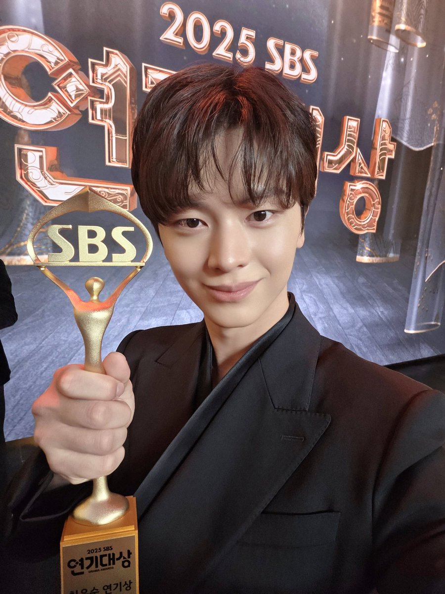YookSJ_official's tweet image. [📸] #YOOKs_moment 
2025 SBS 연기대상

2025년의 마지막도
202'6'년의 시작도 6성재와 함께🩵

판타지 부문 최우수연기상 수상이라는
행복한 기억으로 새해를 맞이하게 되었습니다!🏆
정말 감사합니다💫

572 고마워요🥹

#육성재 #YOOKSUNGJAE
#2025SBS연기대상 #귀궁