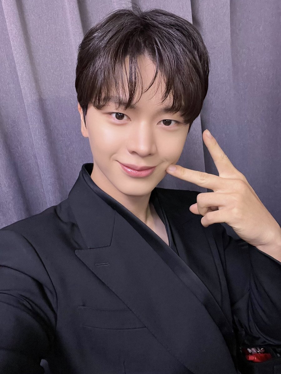 YookSJ_official's tweet image. [📸] #YOOKs_moment 
2025 SBS 연기대상

2025년의 마지막도
202'6'년의 시작도 6성재와 함께🩵

판타지 부문 최우수연기상 수상이라는
행복한 기억으로 새해를 맞이하게 되었습니다!🏆
정말 감사합니다💫

572 고마워요🥹

#육성재 #YOOKSUNGJAE
#2025SBS연기대상 #귀궁