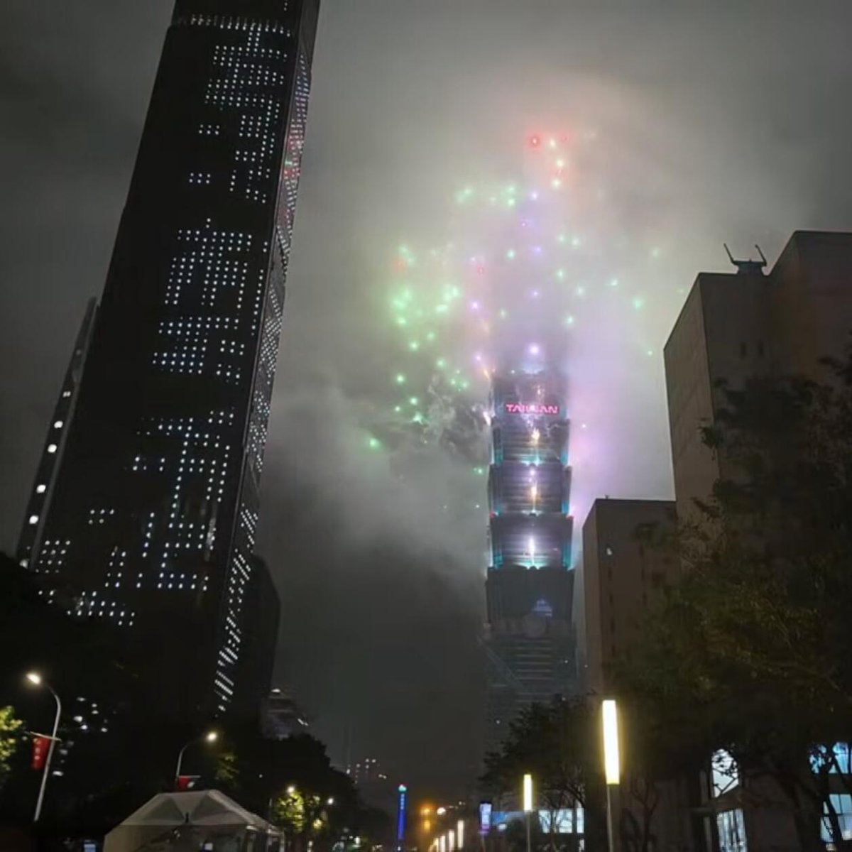 h_macumber's tweet image. カウントダウン花火、2026年のロマンチックな序章が始まる。