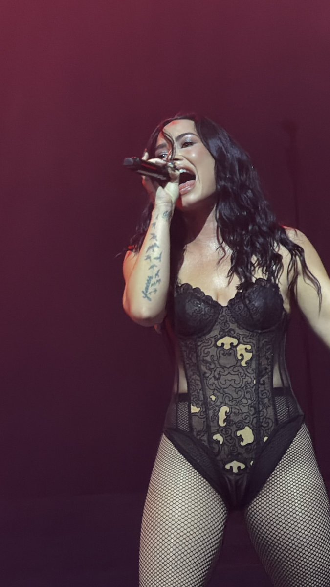 so grateful that this year brought me a demi show and meeting her again 🥹💞