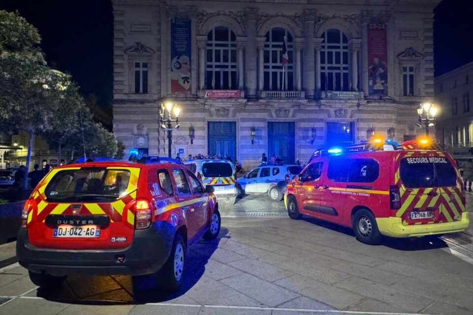Tout mon soutien aux fonctionnaires, policiers, pompiers, gendarmes, hospitaliers, bénévoles mobilisés en cette soirée du 31 décembre.

Un grand merci à eux !
<a href="/MDelafosse/">Michaël Delafosse - Maire de Montpellier</a> <a href="/CoteMontpel/">Sébastien Cote 🇫🇷🇬🇷🇪🇺</a> <a href="/PompiersHerault/">Pompiers 34 🇫🇷</a>  <a href="/Gendarmerie_034/">Gendarmerie de l'Hérault</a> <a href="/PoliceNationale/">Police nationale</a> <a href="/PMMontpellier/">Police Municipale de Montpellier</a>  <a href="/CHU_Montpellier/">CHU de Montpellier</a>