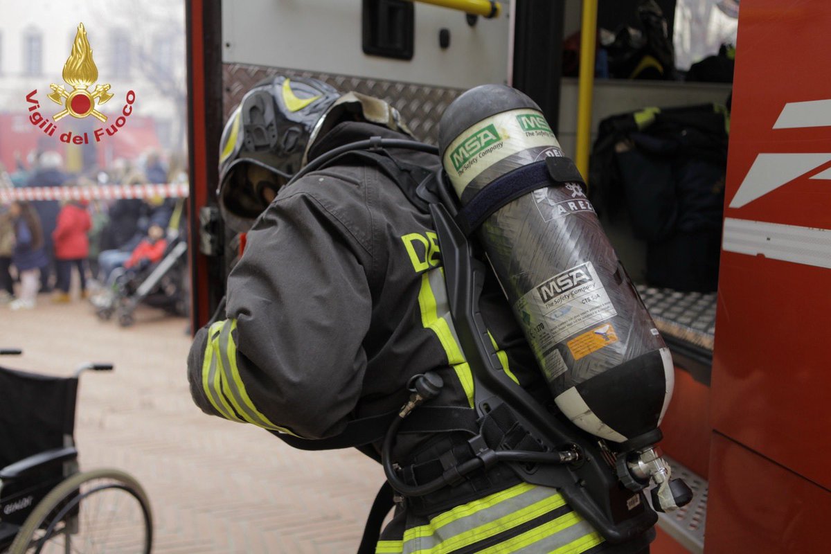 Anche #oggi #31dicembre siamo al servizio della comunità con impegno, dedizione e solidarietà. Mettendo in atto comportamenti sicuri potrete aiutarci a non lavorare.

#NoiCiSiamo, buon #capodanno a tutti!

#vigilidelfuoco #lidoveserve