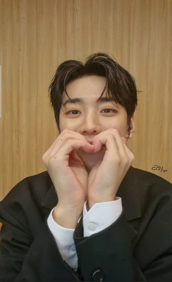 재찬이도
그리고 재찬이를 좋아하는 분들
모두 올해는 작년보다 1206배 더 행복하고 좋은 일들만 가득하길😄🍀
새해 복 많이 받으세요🐱💜