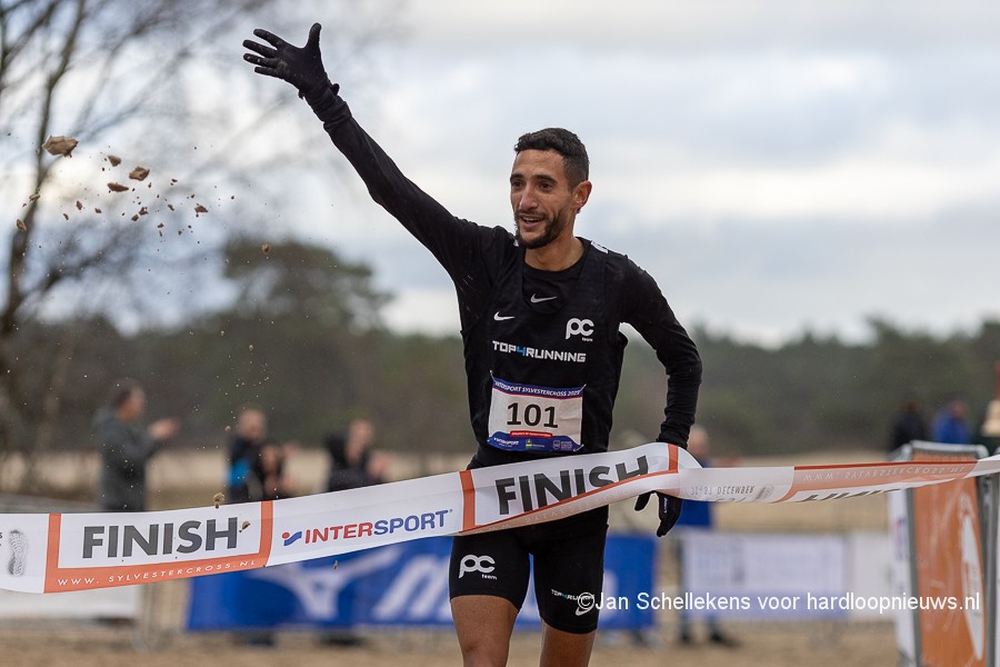 De Spanjaard Ilias Fifa en Jana van Lent uit België hebben bij de 43ste editie van de Sylvestercross de lange cross gewonnen. Bij de traditionele oudjaarsloop  in Soest waren Jesse Fokkenrood en Veerle Bakker de beste Nederlanders.
hardloopnieuws.nl/fifa-en-van-le… #hardloopnieuws