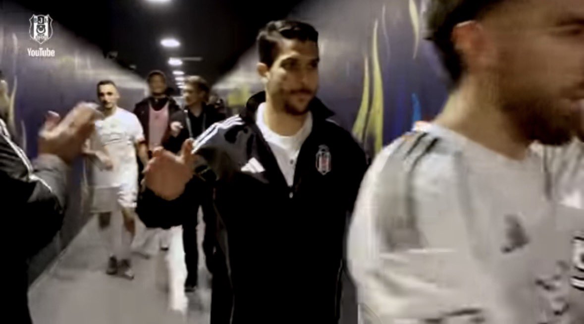 🦅Videonun her saniyesinde mesajlar var iyi izlemek lazım👍🏼Bakın takım Kadıköy’de galip gelmiş Necip Uysal’ın sevincine bakın👍🏼Soyunma odası yıkılıyor Necip ve Mert’in suratından düşen bin parça👍🏼Sergen Yalçın’ın vardır bir bildiği dediğimiz her olayda hoca haklı çıktı❕