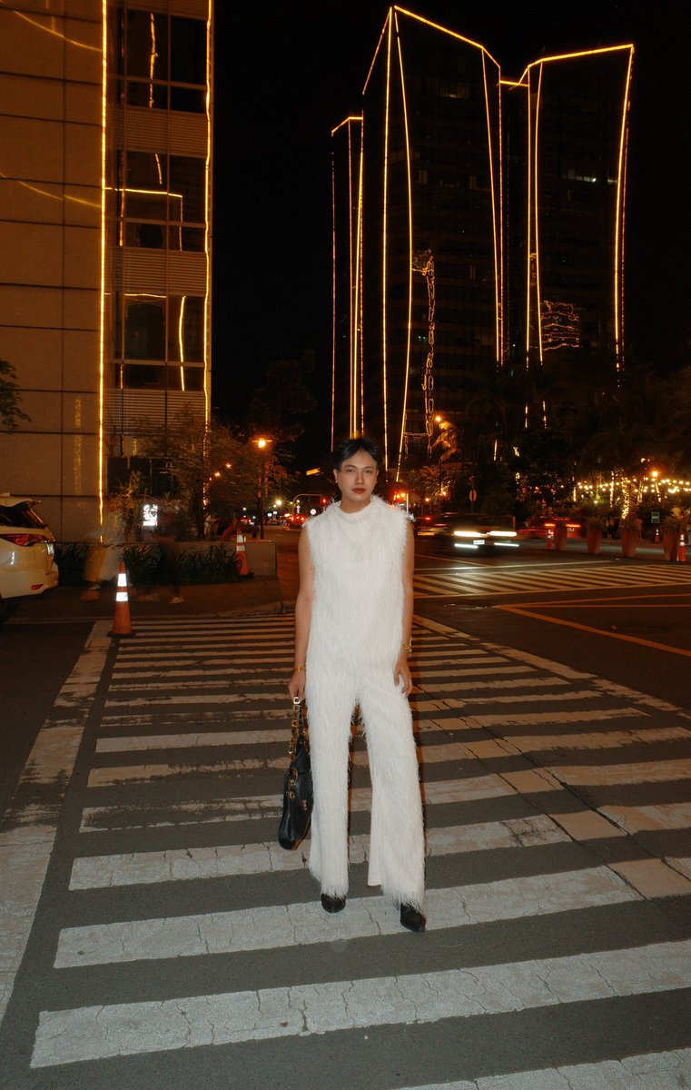 hellobrasty's tweet image. Dressed in cloud dancer white for my 2025 exit photo ✨

Ending 2025 softly and stepping into 2026 with clarity and full of grace in this airy white fur set from H&amp;amp;M 🤍

Happy New Year, everyone! 💥

Co-ords: @hm 
Bag: @lancelparis 
Boots: @asos 
Watch: @philipstein
