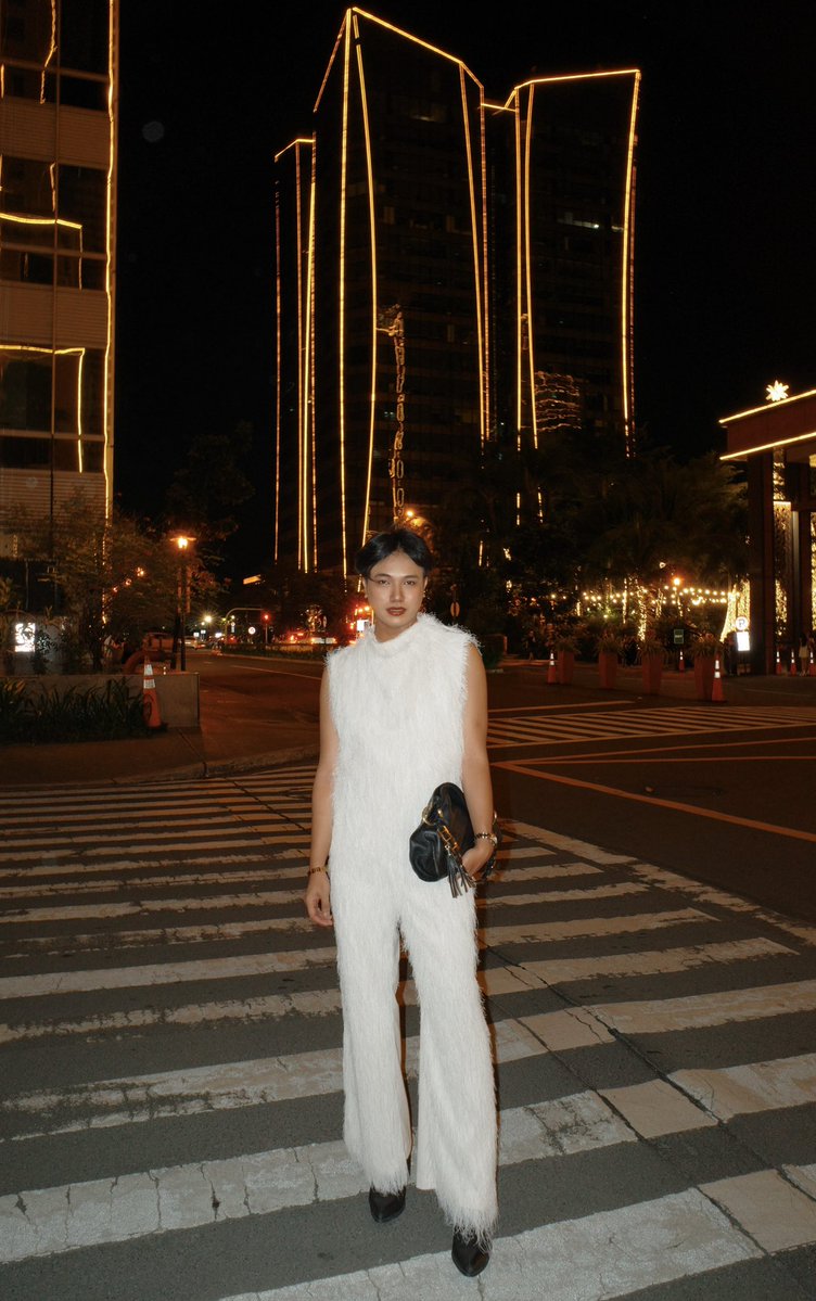 hellobrasty's tweet image. Dressed in cloud dancer white for my 2025 exit photo ✨

Ending 2025 softly and stepping into 2026 with clarity and full of grace in this airy white fur set from H&amp;amp;M 🤍

Happy New Year, everyone! 💥

Co-ords: @hm 
Bag: @lancelparis 
Boots: @asos 
Watch: @philipstein