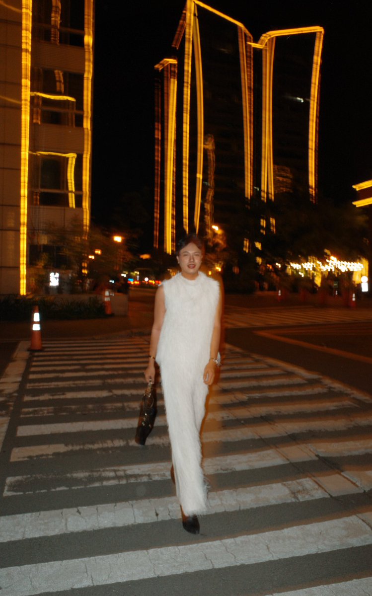 hellobrasty's tweet image. Dressed in cloud dancer white for my 2025 exit photo ✨

Ending 2025 softly and stepping into 2026 with clarity and full of grace in this airy white fur set from H&amp;amp;M 🤍

Happy New Year, everyone! 💥

Co-ords: @hm 
Bag: @lancelparis 
Boots: @asos 
Watch: @philipstein