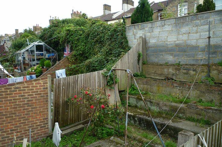 ExtremeFootbal4's tweet image. The remaining terraces of the Invicta Ground, where Arsenal played from 1890 to 1893.

#Arsenal #AFC