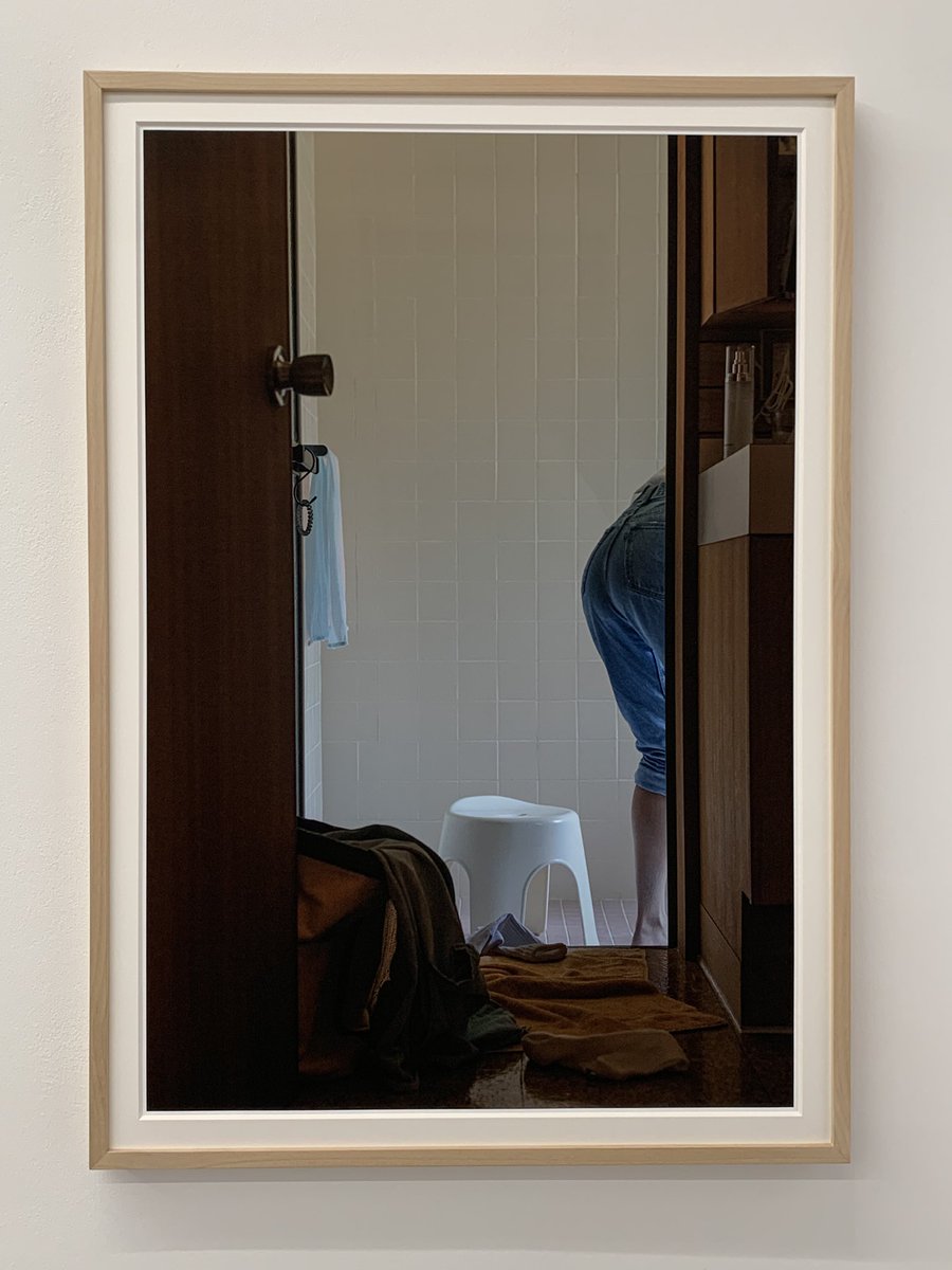 先日System of Culture個展『Exhibit 8 : Pieces of Narratives』MAHO KUBOTA GALLERYに行ってきました。
作家の恣意性を排除するためAIにモチーフやロケーションを選定させた写真31枚と伊藤亜和、中野信子、布施琳太郎3名がそれぞれ選んだ写真群についてのテキストで構成されている。 よかったです。