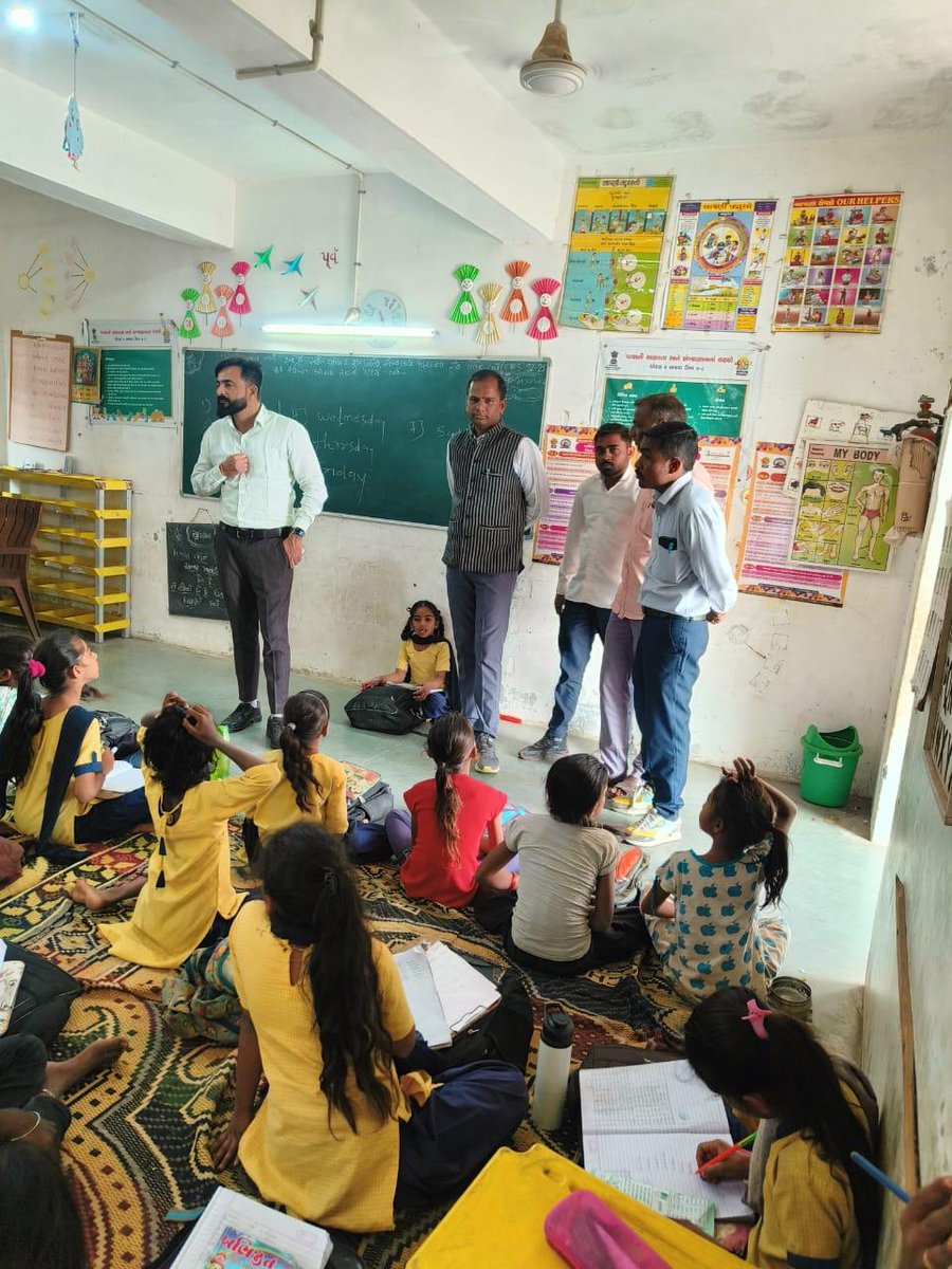 સરકારી પ્રાથમિક શાળા, રાણપરી તા.બરવાળાની મુલાકાત લઈ MDM કેન્દ્ર, શાળાની શૈક્ષણિક વ્યવસ્થાની સમીક્ષા કરી દૂધ સંજીવની યોજના બાબતે બાળકો જોડે સંવાદ કર્યો. <a href="/CMOGuj/">CMO Gujarat</a> <a href="/JayantiRavi/">Jayanti Ravi</a> <a href="/Collectorbotad/">Collector & DM Botad</a> <a href="/DDOBOTAD/">District Panchayat office Botad</a> <a href="/InfoBotadGoG/">Info Botad GoG</a> <a href="/InfoGujarat/">Gujarat Information</a>