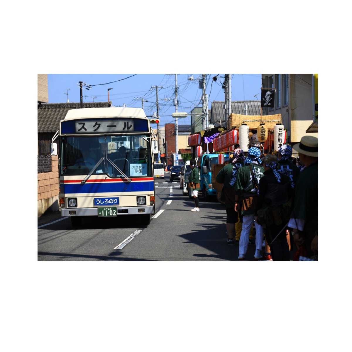 祭礼の中を抜けるRJ

山車の横を抜けていきます