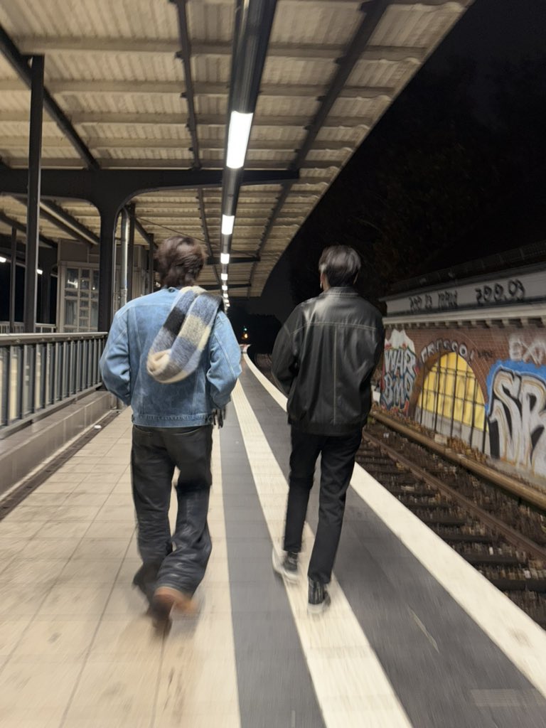 bb0un's tweet image. จะผ่านไปอีกปีแล้วสินะ มีทั้งคนที่ยังอยู่ คนที่เข้ามาใหม่แล้วก็คนที่เดินออกไป แต่ #บุ๋นเปรม ก็ยังจะอยู่ตรงนี้ต่อไปเรื่อยๆคอยสร้างความสุขสร้างรอยยิ้มสร้างความทรงจำไปพร้อมๆกับทุกคน ปีนี้มีหลายๆอย่างใจร้ายกับเราแต่เราก็ยังจับมือกันผ่านมาด้วยกัน…