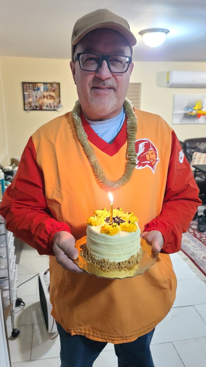 dser9615's tweet photo. Is my Birthday 🎂 🎉 #58 https://t.co/8L3LIklFSo